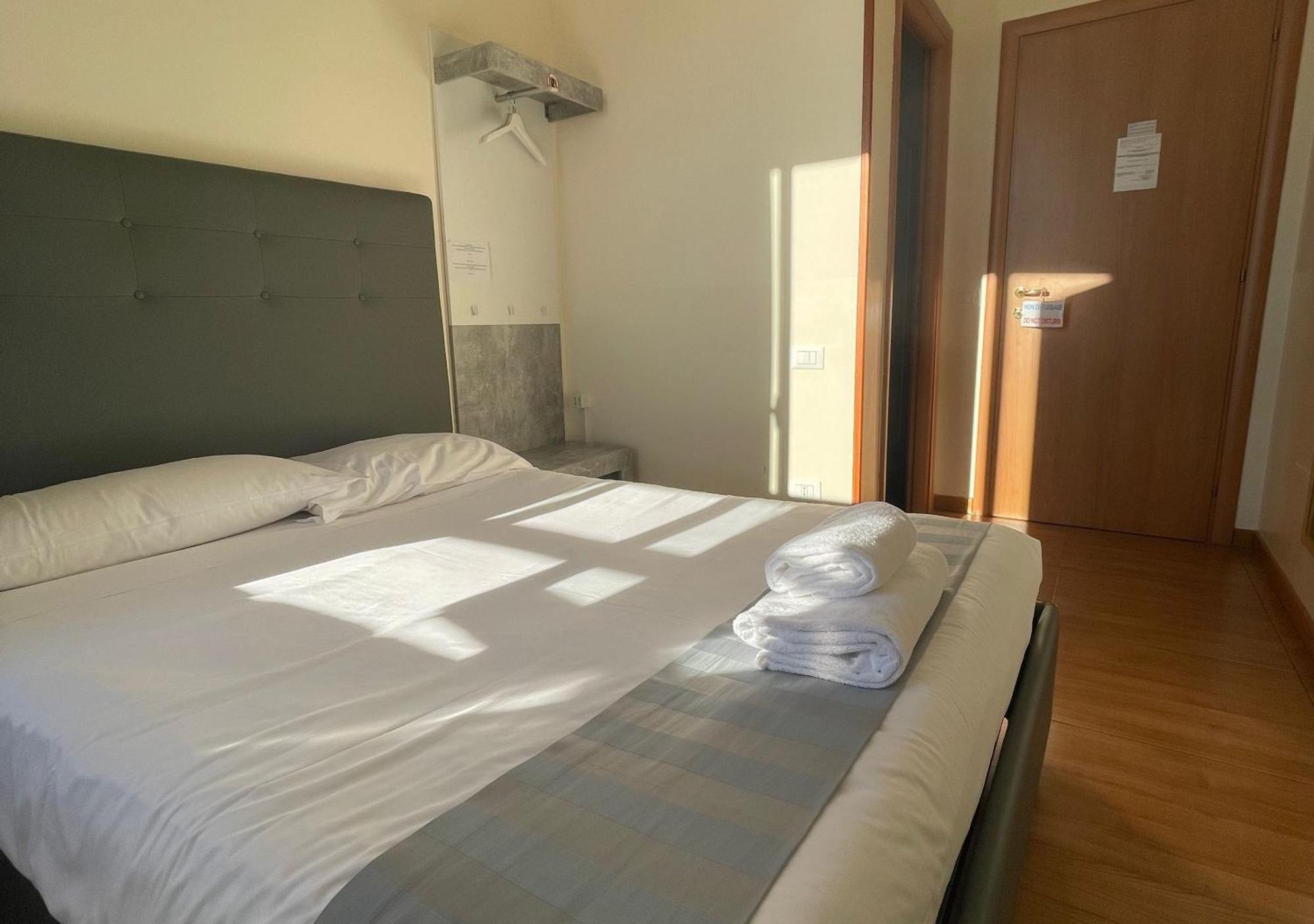 Bon Ton Design Rooms By Dot Suites Affittacamere Roma